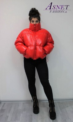 Dámska zimná, prešívaná bomber bunda v jasnej červenej lakovej farbe s bielym logom na zips